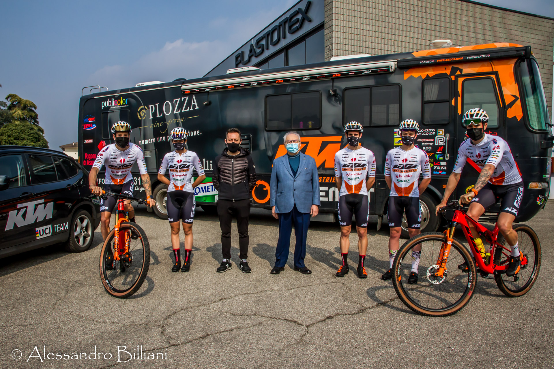 Il team KTM Brenta Brakes in visita allo stabilimento Plastotex